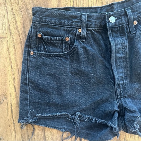 Levi 501 Jean Cut Off Shorts Raw Hem Button Fly Black Denim Size 30 Women’s - Picture 6 of 12